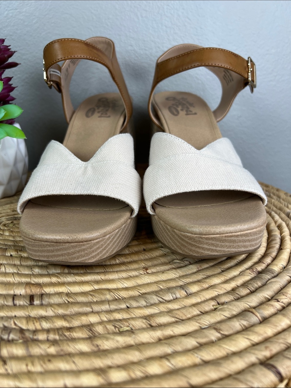 Dr. Scholl's Mariah Cream and Tan Sandals - Picture 2 of 10